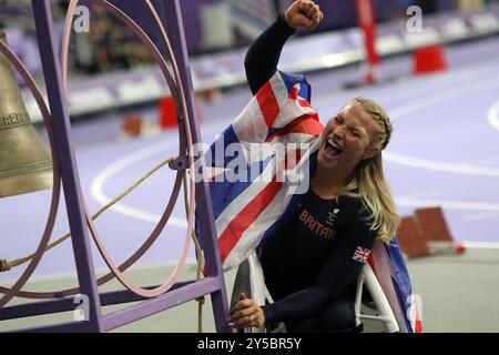 Sammi (Samantha) Kinghorn von Großbritannien feiert und läutet die Glocke, nachdem er Gold im Rollstuhl-Finale der Frauen 100 m - T53 im Stade de France bei den Paralympischen Spielen 2024 in Paris gewonnen hat. Stockfoto