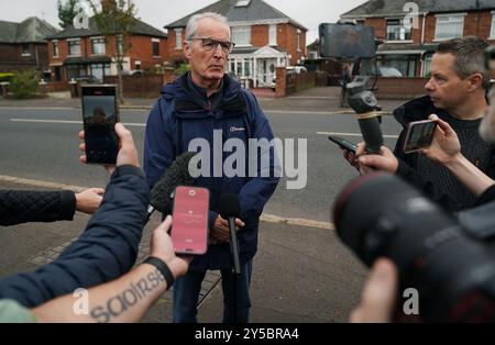 Gerry Kelly von Sinn Fein spricht mit den Medien nach einer Orange Order Parade von der Woodvale Road entlang der Crumlin Road, vorbei an den Ardoyne Shops in Belfast. Bilddatum: Samstag, 21. September 2024. Stockfoto