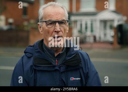 Gerry Kelly von Sinn Fein spricht mit den Medien nach einer Orange Order Parade von der Woodvale Road entlang der Crumlin Road, vorbei an den Ardoyne Shops in Belfast. Bilddatum: Samstag, 21. September 2024. Stockfoto