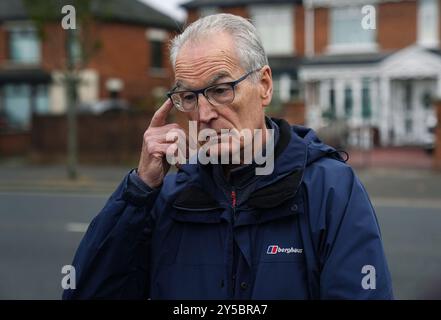 Gerry Kelly von Sinn Fein spricht mit den Medien nach einer Orange Order Parade von der Woodvale Road entlang der Crumlin Road, vorbei an den Ardoyne Shops in Belfast. Bilddatum: Samstag, 21. September 2024. Stockfoto