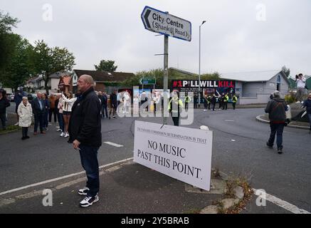 Gerry Kelly von Sinn Fein spricht mit den Medien nach einer Orange Order Parade von der Woodvale Road entlang der Crumlin Road, vorbei an den Ardoyne Shops in Belfast. Bilddatum: Samstag, 21. September 2024. Stockfoto