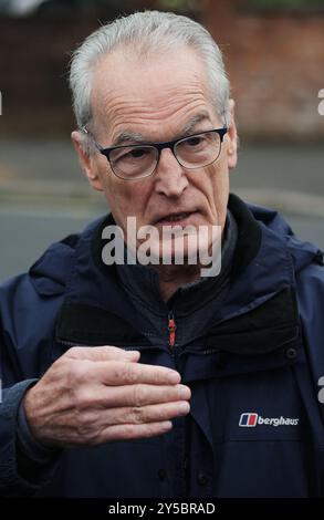 Gerry Kelly von Sinn Fein spricht mit den Medien nach einer Orange Order Parade von der Woodvale Road entlang der Crumlin Road, vorbei an den Ardoyne Shops in Belfast. Bilddatum: Samstag, 21. September 2024. Stockfoto