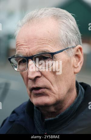 Gerry Kelly von Sinn Fein spricht mit den Medien nach einer Orange Order Parade von der Woodvale Road entlang der Crumlin Road, vorbei an den Ardoyne Shops in Belfast. Bilddatum: Samstag, 21. September 2024. Stockfoto