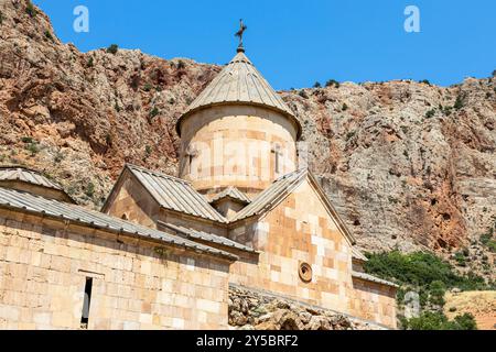 Bau der Kirche Surb Karapet (St. Johannes der Täufer) im Noravank-Kloster in den Provinzen Vayots Dzor, Armenien an sonnigen Sommertagen Stockfoto