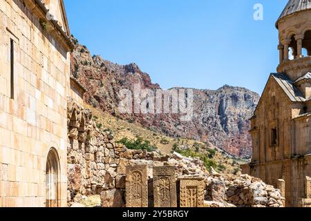 Khachkars im Kloster Noravank in den Provinzen Vayots Dzor, Armenien an sonnigen Sommertagen Stockfoto