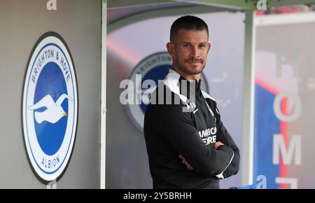 Crawley, Großbritannien. September 2024. Brighton und Hove Albion Frauen-Trainer Dario Vidosic während des Barclays Women's Super League Spiels zwischen Brighton & Hove Albion und Everton im Broadfield Stadium. Quelle: Telephoto Images/Alamy Live News Stockfoto