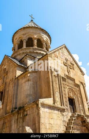 Von unten auf die Kirche Surb Astvatsatsin im Noravank-Kloster in den Provinzen Vayots Dzor, Armenien an sonnigen Sommertagen Stockfoto