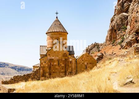 Surb Karapet Kirche am Berghang im Noravank Kloster in den Provinzen Vayots Dzor, Armenien an sonnigen Sommertagen Stockfoto