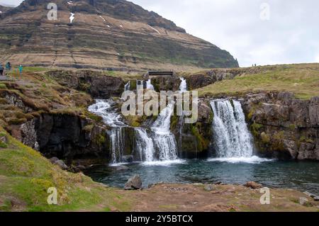 Grundarfjorour Island, Wasserfall mit Mt. Kirkjufell im Hintergrund Stockfoto