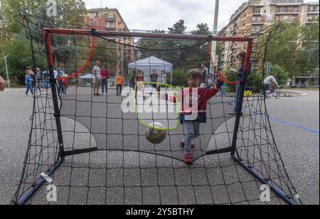 Mailand, Italien. September 2024. Giornata Mondiale Senza Auto, 'Tag ohne Parken' in Piazzale Libia - Mailand, Italia - Sabato, 21 Settembre 2024 (Foto Stefano Porta/LaPresse) World Car Free Day, 'Tag ohne Parken' in Piazzale Libia - Mailand, Italien - Samstag, 21. September 2024 (Foto Stefano Porta/LaPresse) Credit: LaPresse/Alamy Live News Stockfoto