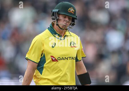 Leeds, Großbritannien. September 2024. Ein niedergeworfener Steve Smith aus Australien verlässt Sheffield, nachdem Matthew Potts aus England während der zweiten Metro Bank One Day International England gegen Australien am 21. September 2024 im Headingley Cricket Ground, Leeds, United Kingdom, am 21. September 2024 in Leeds, United Kingdom, ausgeworfen wurde (Foto: Mark Cosgrove/News Images). (Foto: Mark Cosgrove/News Images/SIPA USA) Credit: SIPA USA/Alamy Live News Stockfoto