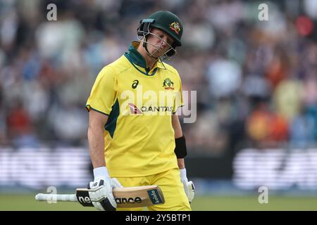 Leeds, Großbritannien. September 2024. Ein niedergeworfener Steve Smith aus Australien verlässt Sheffield, nachdem Matthew Potts aus England während der zweiten Metro Bank One Day International England gegen Australien am 21. September 2024 im Headingley Cricket Ground, Leeds, United Kingdom, am 21. September 2024 in Leeds, United Kingdom, ausgeworfen wurde (Foto: Mark Cosgrove/News Images). (Foto: Mark Cosgrove/News Images/SIPA USA) Credit: SIPA USA/Alamy Live News Stockfoto