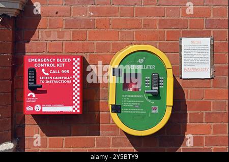 Schildkröten-Notentlüftungssystem und Defibrillator an der Wand montiert. Brownhills, Walsall, West Midlands, England, Vereinigtes Königreich, Europa. Stockfoto