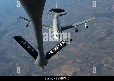 Ein NATO E3A Sentry Airborne Warning and Control System nähert sich einem Stratotanker der US Air Force KC-135 von der Royal Air Force Mildenhall, England, für ein Stockfoto