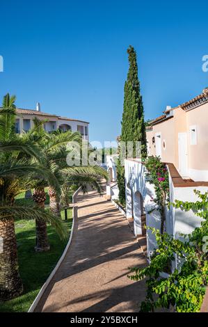 Ein Fußweg zwischen den Zimmern im Son Falco Hotel, Son Xoriguer, Menorca, Spanien Stockfoto