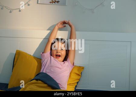 Mädchen, Das In Ihrem Bett Aufwacht Stockfoto