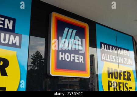 WIEN, ÖSTERREICH - 30. JULI 2021: Hofer Lebensmittelgeschäft in Wien, Ladenfront mit Logo Stockfoto