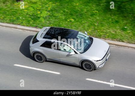 OSTRAVA, TSCHECHIEN - 4. APRIL 2024: Elektroauto Hyundai Ioniq 5, Bewegungsunschärfe Stockfoto