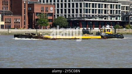 TUG SWS Essex schiebt einen Lastkahn aus Sand flussaufwärts auf der Themse, London, England, Großbritannien Stockfoto