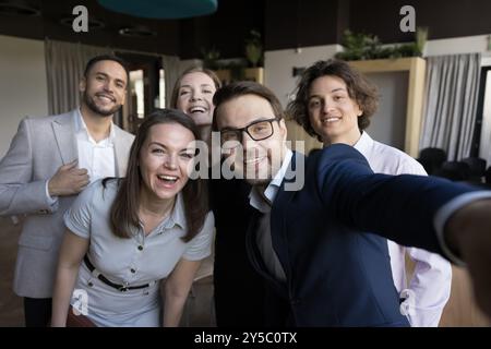 Begeisterte, freudige Geschäftsgruppe feiert Unternehmenserfolg, hohes Teamwork-Ergebnis Stockfoto