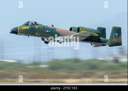 Major Lindsay „MAD“ Johnson, Kommandeur und Pilot des A-10C Thunderbolt II Demonstration Teams, startete in ihrem A-10 Flugzeug während einer Hawgsm Stockfoto