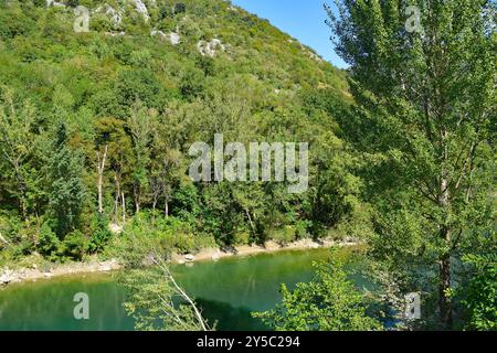 Der Fluss Soca fließt durch Solkan nördlich von Nova Gorica in Primorska, Slowenien. Mount Sabotin. Stockfoto
