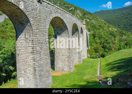 Solkan Brücke über den Fluss Soca bei Solkan, Nova Gorica, Slowenien. Die längste Steinbogenbahnbrücke der Welt und die zweitlängste Steinbogenbrücke Stockfoto