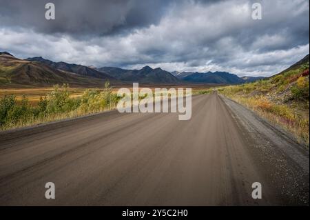 Dempster Highway in einem Tal im Tombstone Territorial Park, Yukon, Kanada Stockfoto