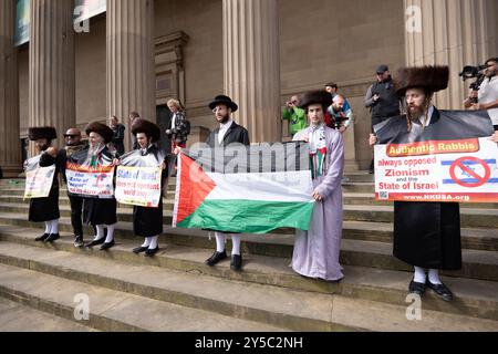 Liverpool, Großbritannien. September 2024. Palästinensische Proteste Liverpool auf dem St. Georges Platz, zusammen mit orthodoxen Juden, die den palästinensischen Staat unterstützen. Foto: GaryRobertsphotography/Alamy Live News Stockfoto