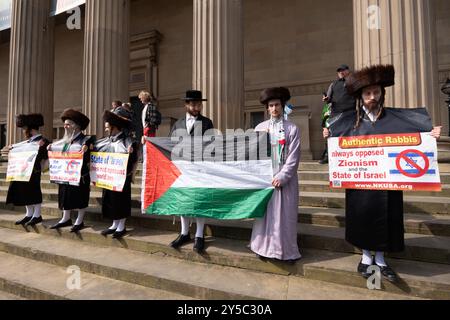 Liverpool, Großbritannien. September 2024. Palästinensische Proteste Liverpool auf dem St. Georges Platz, zusammen mit orthodoxen Juden, die den palästinensischen Staat unterstützen. Foto: GaryRobertsphotography/Alamy Live News Stockfoto