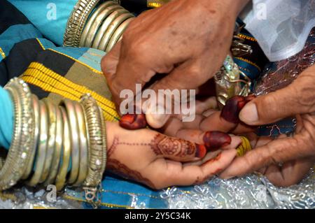 Die Stammeshochzeit von Bugis wird bei der ersten Begegnung zwischen Braut und Bräutigam gefeiert Stockfoto