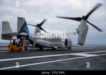 Seeleute, die dem Flugzeugträger USS George Washington (CVN 73) der Nimitz-Klasse zugeordnet sind, laden Fracht in einen CMV-22B Osprey, der an Fleet Logistics Suppor angeschlossen ist Stockfoto