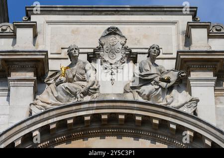 London, Großbritannien. Old war Office Building in Horse Guards Avenue (heute Raffles im OWO Hotel und Apartments) allegorische Skulptur von Alfred Drury 'Fame A Stockfoto