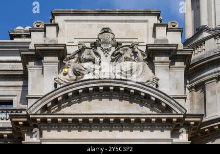 London, Großbritannien. Old war Office Building in Horse Guards Avenue (heute Raffles im OWO Hotel und Apartments) allegorische Skulptur von Alfred Drury 'Truth Stockfoto