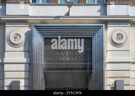 London, Großbritannien. Chancery House, 53-64 Chancery Lane. Arbeitsbereich mit Büroräumen in einem renovierten Gebäude aus dem Jahr 1885 Stockfoto