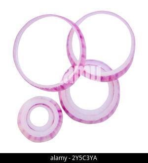 Der Satz der roten Zwiebelscheiben oder Zwiebelringe im Stapel ist auf weißem Hintergrund mit Beschneidungspfad isoliert. Stockfoto