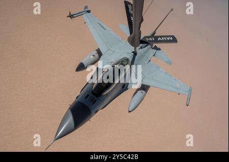 Eine F-16 der Royal Bahraini Air Force erhält Treibstoff von einem Stratotanker der US Air Force KC-135, der der 92nd Expeditionary Air Betankungsgeschwader, Fai, zugeordnet ist Stockfoto