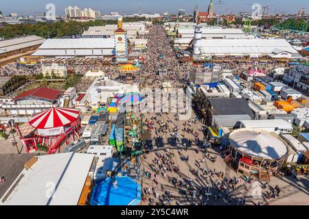 Oktoberfest 2024, Blick vom Riesenrad auf die Wiesn, bestes Wiesnwetter, Eröffnungstag, 21. September 2024 Deutschland, München, 21.09.2024, Oktoberfest 2024, Eröffnungstag, Überblick vom Riesenrad, Blick auf die Festwiese mit Bierzelten und Fahrgeschäften, Kirche St. Paul, mittags um 12:30 kurz nach der Eröffnung, bestes Wiesnwetter, typisch bayerisch, Volksfest, Bayern, *** Oktoberfest 2024, Blick auf die Wiesn vom Riesenrad, Bestes Wiesnwetter, Öffnungstag, 21. September 2024 Deutschland, München, 21 09 2024, Oktoberfest 2024, Eröffnungstag, Überblick vom Riesenrad, Blick auf das fest Stockfoto