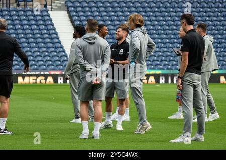 Birmingham, Großbritannien. September 2024. Plymouth Argyle Mittelfeldspieler Joe Edwards (8) lacht mit Teamkollegen vor dem West Bromwich Albion FC gegen Plymouth Argyle FC SKY BET EFL Championship Match bei den Hawthorns, West Bromwich, Birmingham, England, Großbritannien am 21. September 2024 Credit: Every Second Media/Alamy Live News Stockfoto