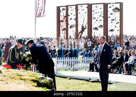 EDE, Niederlande, 2024 2011-09-21 12:23:34 EDE, 21-09-2024, Ginkelse Heide König Willem Alexander während der Luftlandezeit und des Gedenkens im Kontext von 80 Jahren Freiheit. König Willem-Alexander nimmt an der Gedenkveranstaltung auf der Ginkelse Heide Teil und legt den ersten Kranz am Luftlandedenkmal ab. FOTO: NLBeeld/Patrick van EMST Credit: NL Beeld / Patrick van EMST Stockfoto