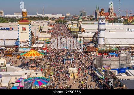 Oktoberfest 2024, Blick vom Riesenrad auf die Wiesn, bestes Wiesnwetter, Eröffnungstag, 21. September 2024 Deutschland, München, 21.09.2024, Oktoberfest 2024, Eröffnungstag, Überblick vom Riesenrad, Blick auf die Festwiese mit Bierzelten und Fahrgeschäften, Kirche St. Paul, mittags um 12:30 kurz nach der Eröffnung, bestes Wiesnwetter, typisch bayerisch, Volksfest, Bayern, *** Oktoberfest 2024, Blick auf die Wiesn vom Riesenrad, Bestes Wiesnwetter, Öffnungstag, 21. September 2024 Deutschland, München, 21 09 2024, Oktoberfest 2024, Eröffnungstag, Überblick vom Riesenrad, Blick auf das fest Stockfoto