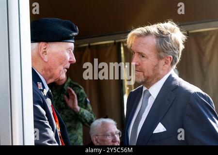 EDE, Niederlande, 2024 2011-09-21 12:54:25 EDE, 21-09-2024, Ginkelse Heide König Willem Alexander während der Luftlandezeit und des Gedenkens im Kontext von 80 Jahren Freiheit. König Willem-Alexander nimmt an der Gedenkveranstaltung auf der Ginkelse Heide Teil und legt den ersten Kranz am Luftlandedenkmal ab. FOTO: NLBeeld/Patrick van EMST Credit: NL Beeld / Patrick van EMST Stockfoto