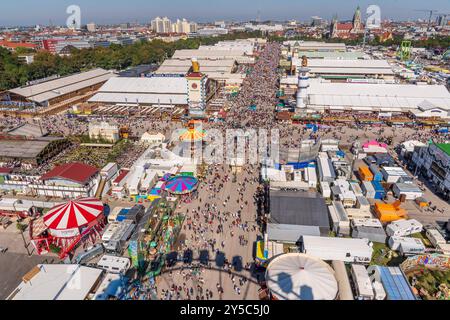 Oktoberfest 2024, Blick vom Riesenrad auf die Wiesn, bestes Wiesnwetter, Eröffnungstag, München, 21. September 2024 Deutschland, München, 21.09.2024, Oktoberfest 2024, Eröffnungstag, Überblick vom Riesenrad, Blick auf die Festwiese mit Bierzelten und Fahrgeschäften, Kirche St. Paul, mittags um 12:30 kurz nach der Eröffnung, bestes Wiesnwetter, typisch bayerisch, Volksfest, Bayern, *** Oktoberfest 2024, Blick auf die Wiesn vom Riesenrad, Best Wiesn Wetter, Öffnungstag, München, 21. September, 2024 Deutschland, München, 21 09 2024, Oktoberfest 2024, Eröffnungstag, Übersicht vom Riesenrad, V Stockfoto