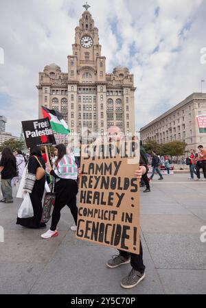 Liverpool, Großbritannien. September 2024. Der palästinensische Protest Liverpool begann am St. Georges Square. Tausende marschierten zum Mersey-Ufer, vorbei am legendären Lebergebäude. Die Konferenz der Labour-Partei findet ab diesem Wochenende auf dem Wasser statt. Liverpool UK Foto: GaryRobertsphotography/Alamy Live News Stockfoto