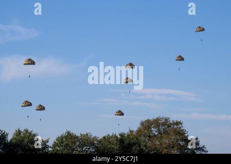 EDE, Niederlande, 2024 2011-09-21 10:45:08 EDE, 21-09-2024, Ginkelse Heide König Willem Alexander während der Luftlandezeit und des Gedenkens im Kontext von 80 Jahren Freiheit. König Willem-Alexander nimmt an der Gedenkveranstaltung auf der Ginkelse Heide Teil und legt den ersten Kranz am Luftlandedenkmal ab. FOTO: NLBeeld/Patrick van EMST Credit: NL Beeld / Patrick van EMST Stockfoto