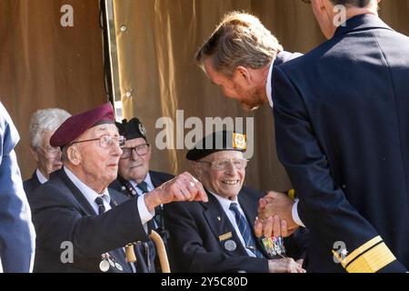 EDE, Niederlande, 2024 2011-09-21 12:47:24 EDE, 21-09-2024, Ginkelse Heide König Willem Alexander während der Luftlandezeit und des Gedenkens im Kontext von 80 Jahren Freiheit. König Willem-Alexander nimmt an der Gedenkveranstaltung auf der Ginkelse Heide Teil und legt den ersten Kranz am Luftlandedenkmal ab. FOTO: NLBeeld/Patrick van EMST Credit: NL Beeld / Patrick van EMST Stockfoto