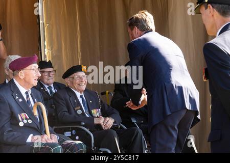 EDE, Niederlande, 2024 2011-09-21 12:47:14 EDE, 21-09-2024, Ginkelse Heide König Willem Alexander während der Luftlandezeit und des Gedenkens im Kontext von 80 Jahren Freiheit. König Willem-Alexander nimmt an der Gedenkveranstaltung auf der Ginkelse Heide Teil und legt den ersten Kranz am Luftlandedenkmal ab. FOTO: NLBeeld/Patrick van EMST Credit: NL Beeld / Patrick van EMST Stockfoto