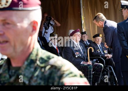 EDE, Niederlande, 2024 2011-09-21 12:47:32 EDE, 21-09-2024, Ginkelse Heide König Willem Alexander während der Luftlandezeit und des Gedenkens im Kontext von 80 Jahren Freiheit. König Willem-Alexander nimmt an der Gedenkveranstaltung auf der Ginkelse Heide Teil und legt den ersten Kranz am Luftlandedenkmal ab. FOTO: NLBeeld/Patrick van EMST Credit: NL Beeld / Patrick van EMST Stockfoto