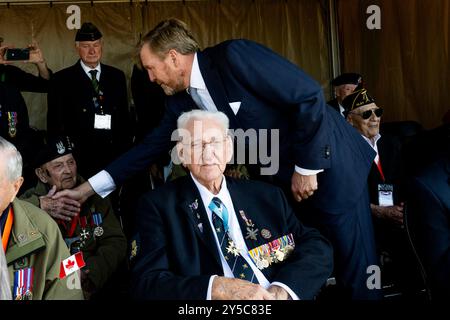 EDE, Niederlande, 2024 2011-09-21 12:49:54 EDE, 21-09-2024, Ginkelse Heide König Willem Alexander während der Luftlandezeit und des Gedenkens im Kontext von 80 Jahren Freiheit. König Willem-Alexander nimmt an der Gedenkveranstaltung auf der Ginkelse Heide Teil und legt den ersten Kranz am Luftlandedenkmal ab. FOTO: NLBeeld/Patrick van EMST Credit: NL Beeld / Patrick van EMST Stockfoto