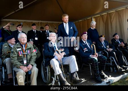 EDE, Niederlande, 2024 2011-09-21 12:50:28 EDE, 21-09-2024, Ginkelse Heide König Willem Alexander während der Luftlandezeit und des Gedenkens im Kontext von 80 Jahren Freiheit. König Willem-Alexander nimmt an der Gedenkveranstaltung auf der Ginkelse Heide Teil und legt den ersten Kranz am Luftlandedenkmal ab. FOTO: NLBeeld/Patrick van EMST Credit: NL Beeld / Patrick van EMST Stockfoto